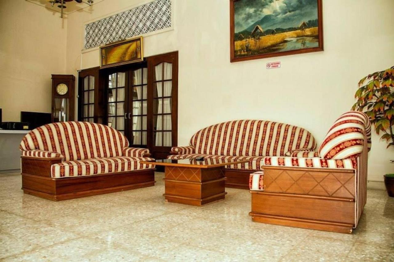 Kartika Syariah Guest House Solo Exterior foto