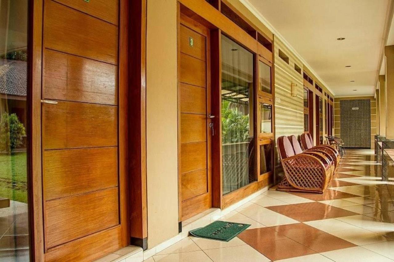Kartika Syariah Guest House Solo Exterior foto