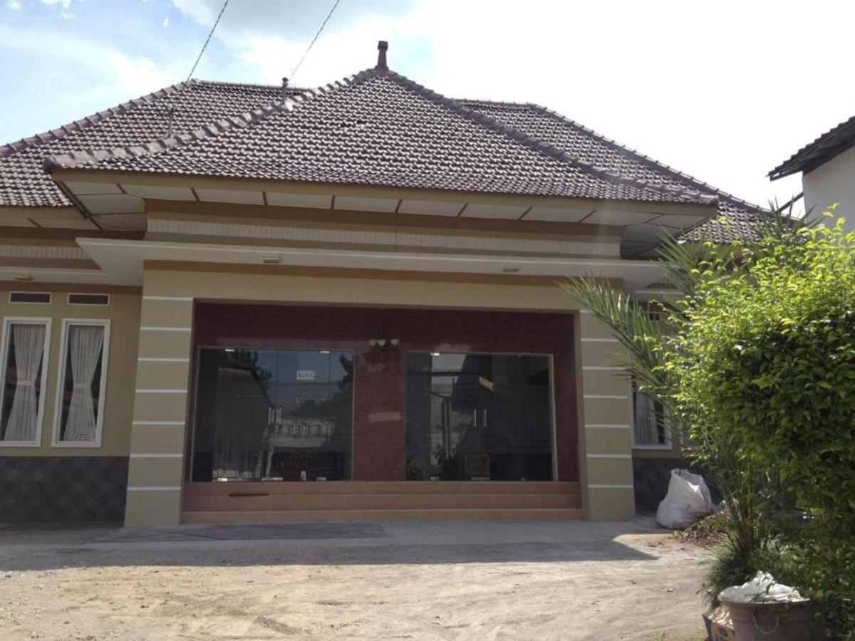 Kartika Syariah Guest House Solo Exterior foto