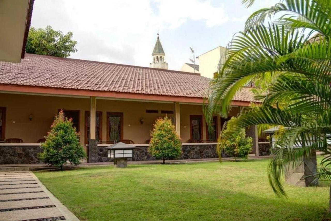 Kartika Syariah Guest House Solo Exterior foto