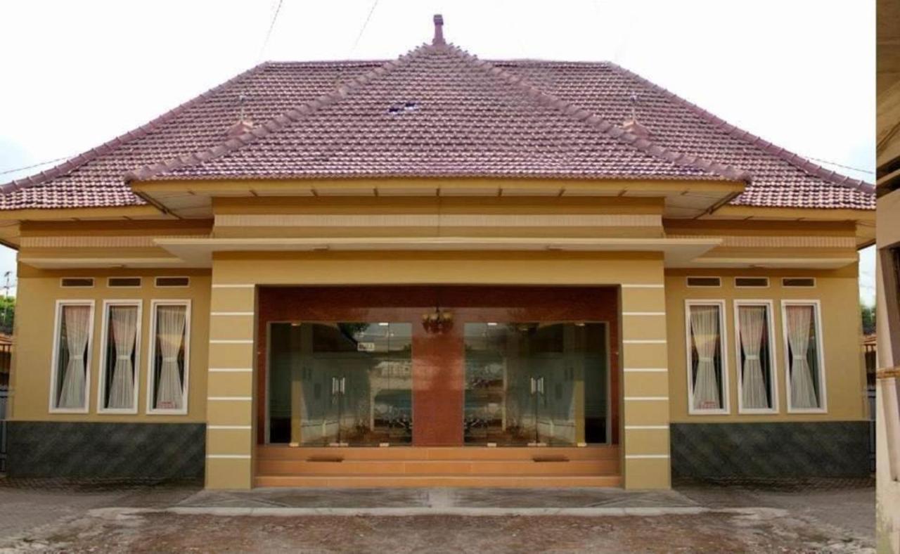 Kartika Syariah Guest House Solo Exterior foto
