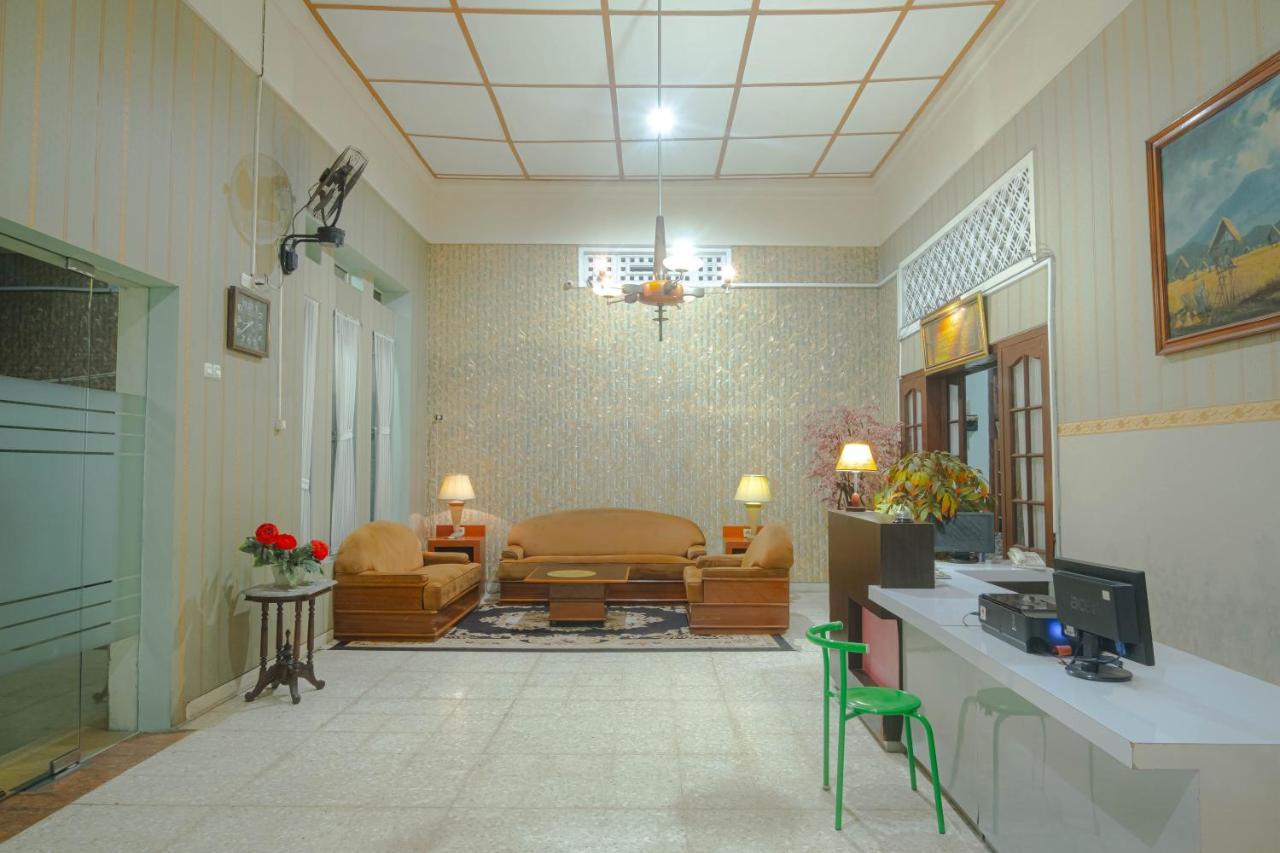 Kartika Syariah Guest House Solo Exterior foto