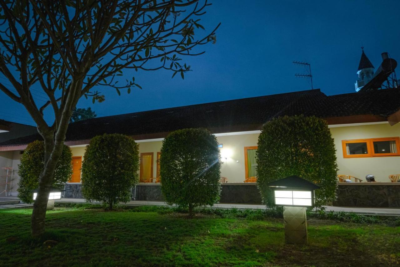 Kartika Syariah Guest House Solo Exterior foto