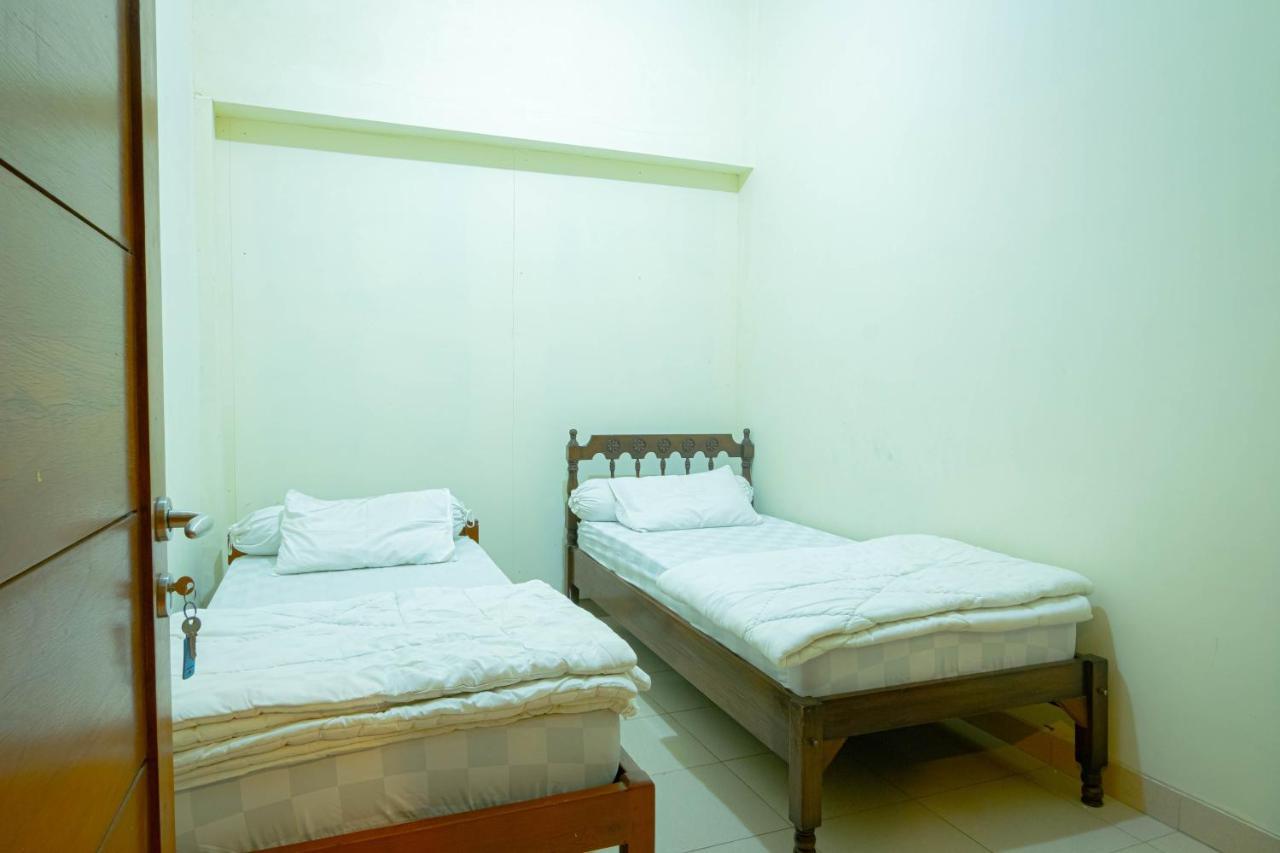 Kartika Syariah Guest House Solo Exterior foto